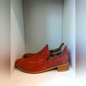 Cute pink shoes, great for work! Super comfy!